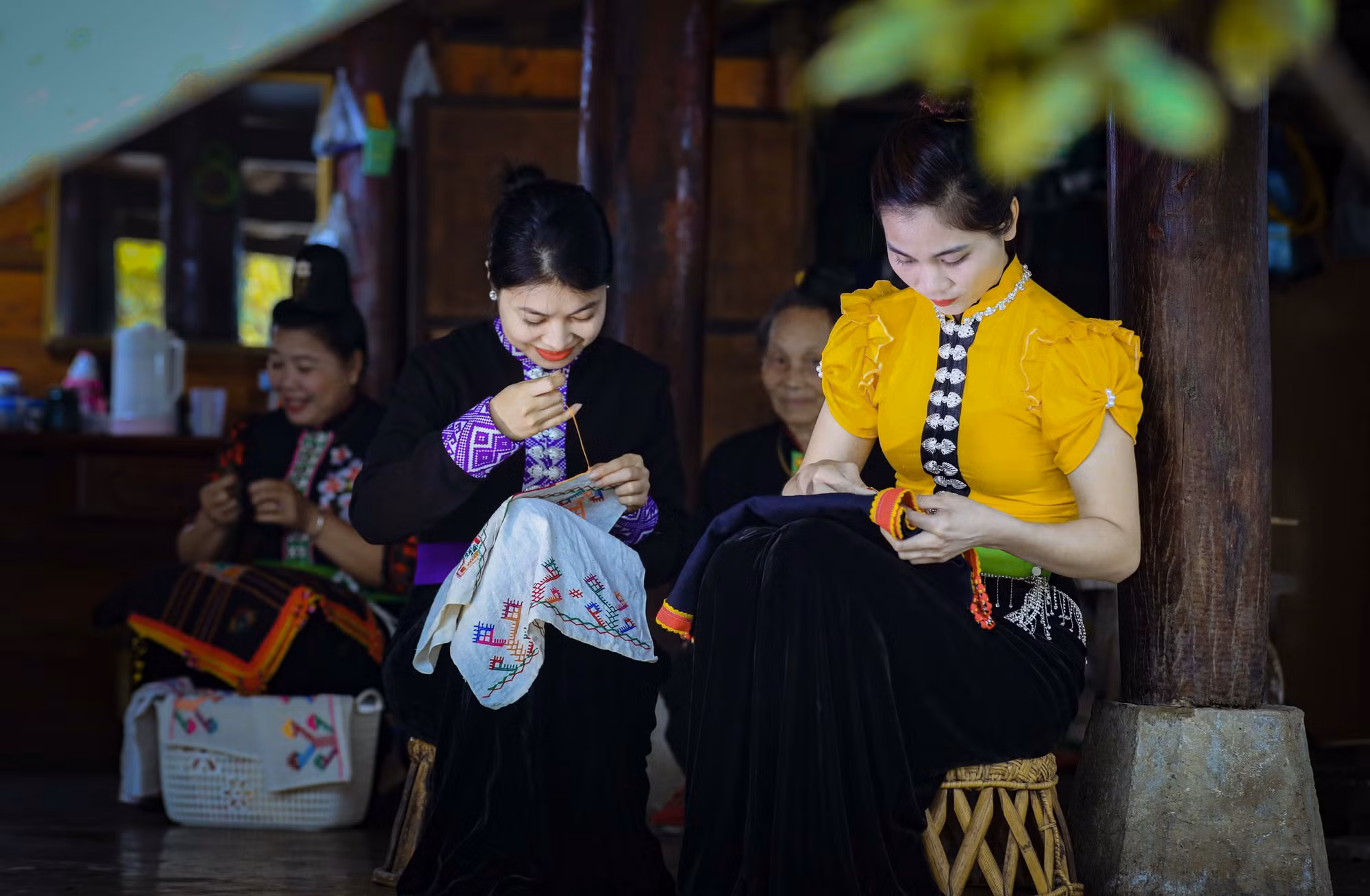 potal-gin-giu-nghe-det-tho-cam-trang-phuc-dan-toc-thai-o-dien-bien-7837442.jpg