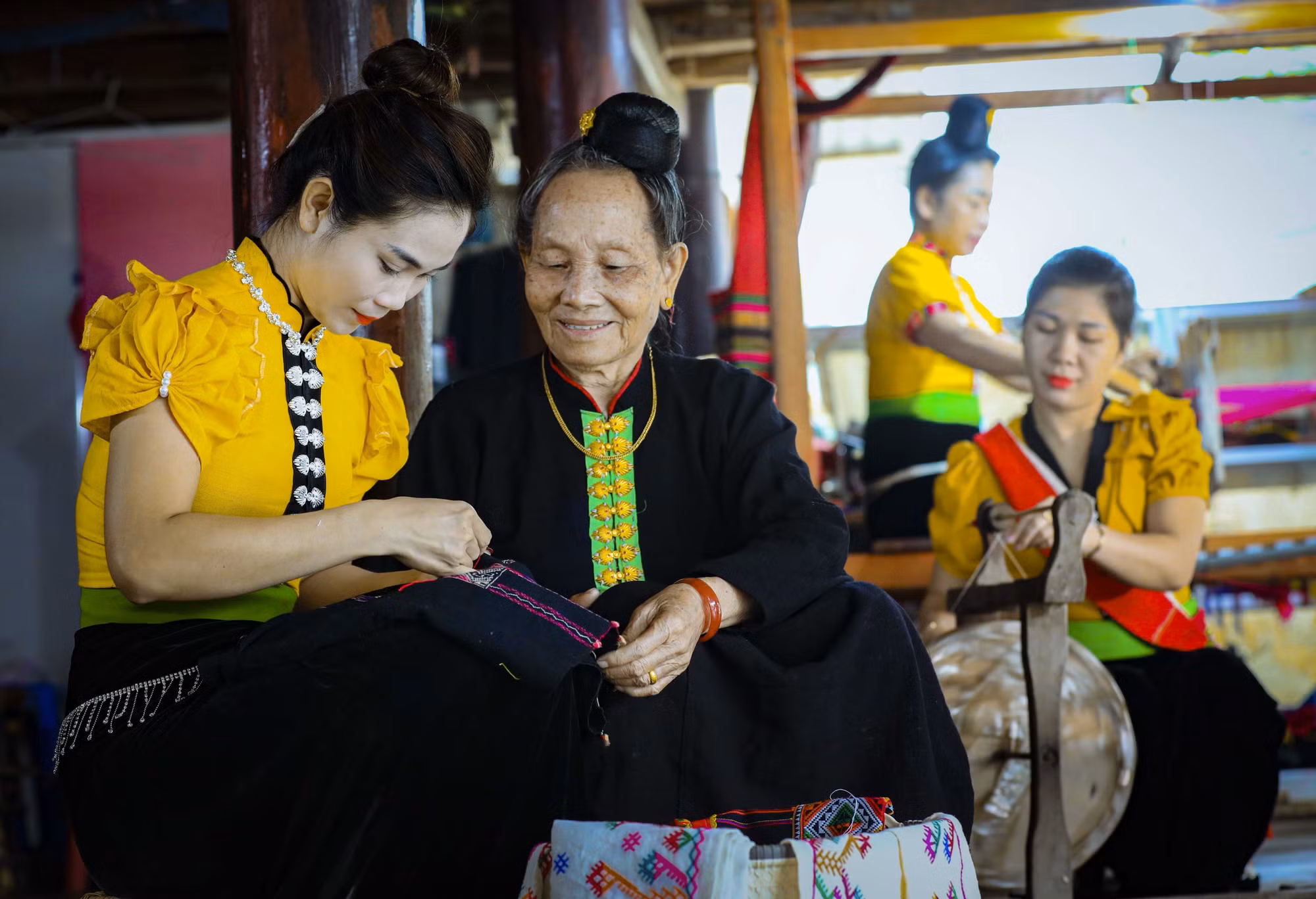 potal-gin-giu-nghe-det-tho-cam-trang-phuc-dan-toc-thai-o-dien-bien-7837424.jpg