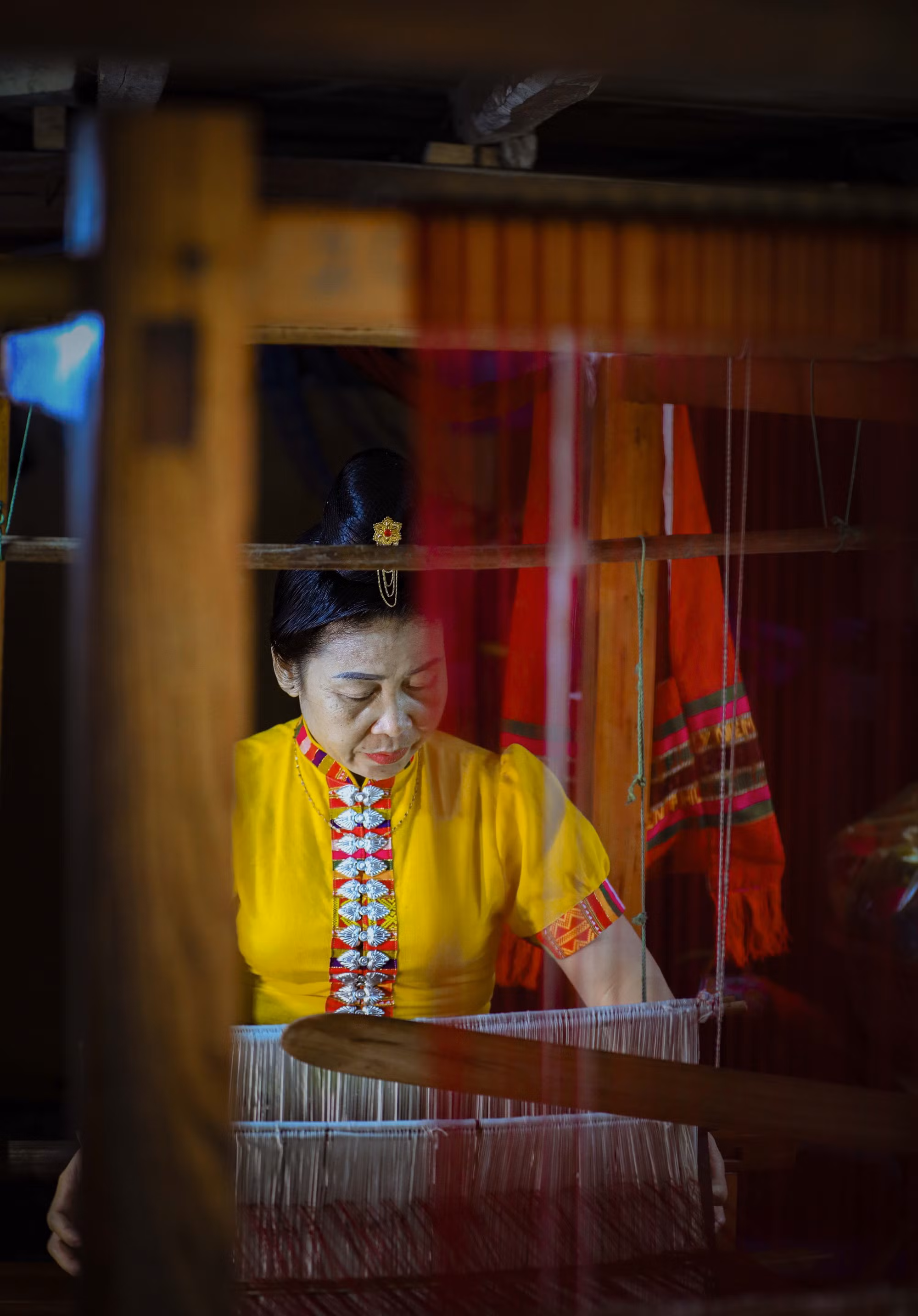 potal-gin-giu-nghe-det-tho-cam-trang-phuc-dan-toc-thai-o-dien-bien-7837455.jpg