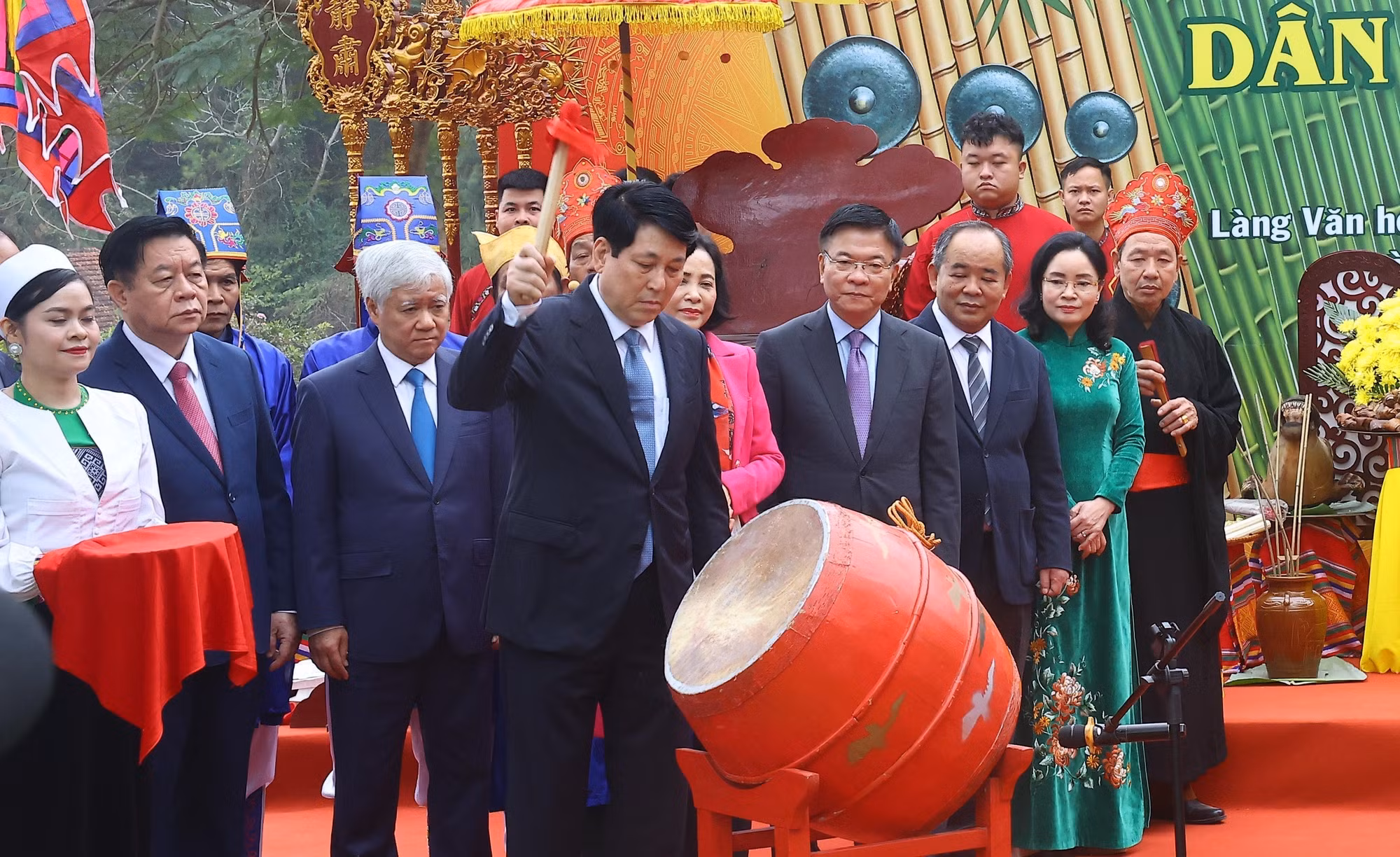 potal-chu-tich-nuoc-du-ngay-hoi-sac-xuan-tren-moi-mien-to-quoc-7857784-1.jpg