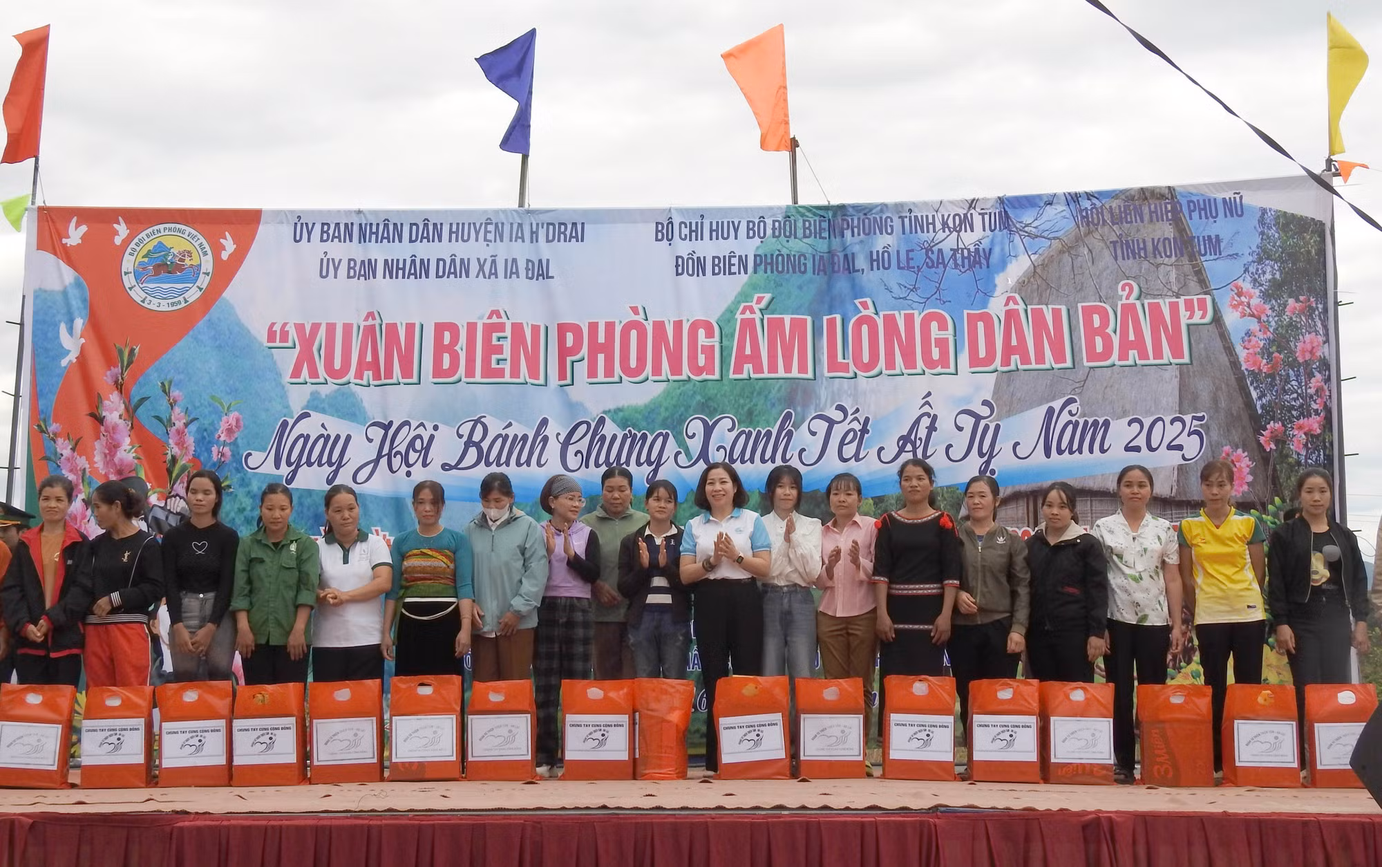 potal-kon-tum-to-chuc-chuong-trinh-xuan-bien-phong-am-long-dan-ban-7810835.jpg