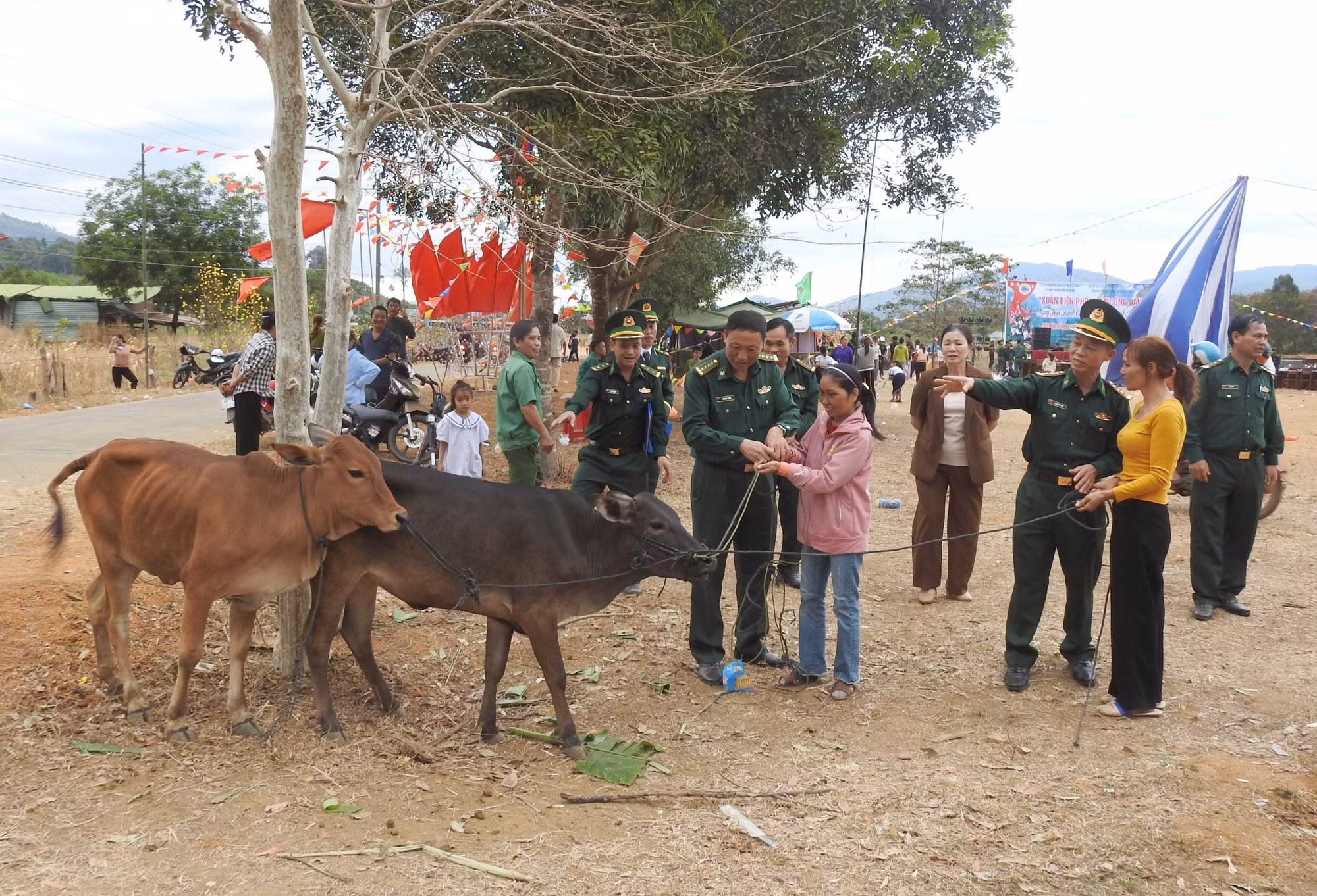 potal-kon-tum-to-chuc-chuong-trinh-xuan-bien-phong-am-long-dan-ban-7810839.jpg