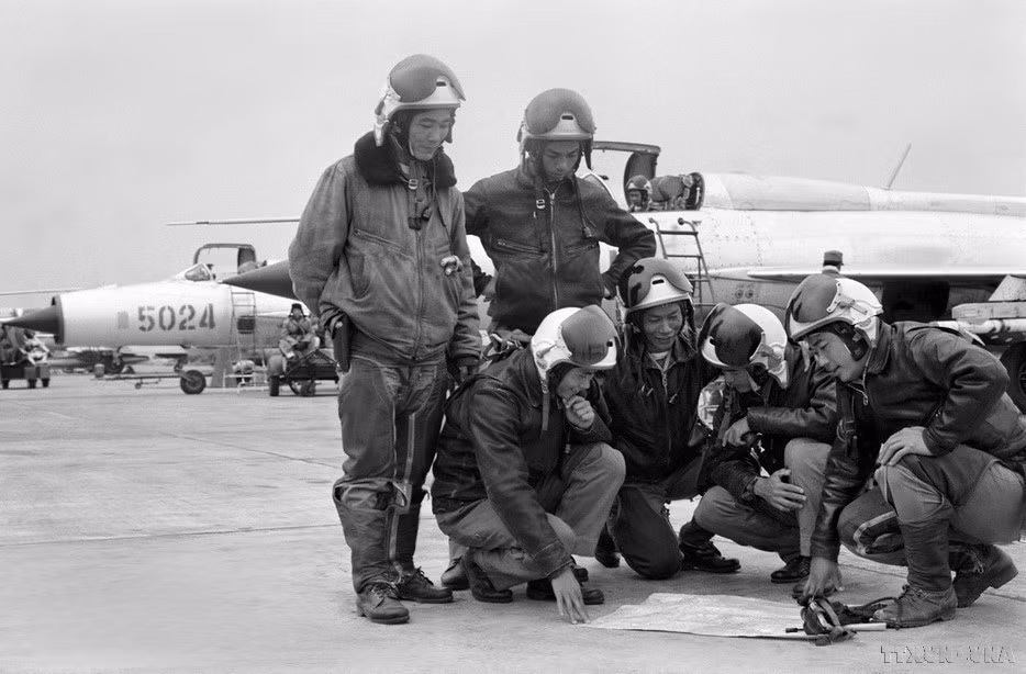 potal-70-nam-ngay-truyen-thong-khong-quan-nhan-dan-viet-nam-331955-332025-vi-su-nghiep-bao-ve-bau-troi-to-quoc-7875133.jpg