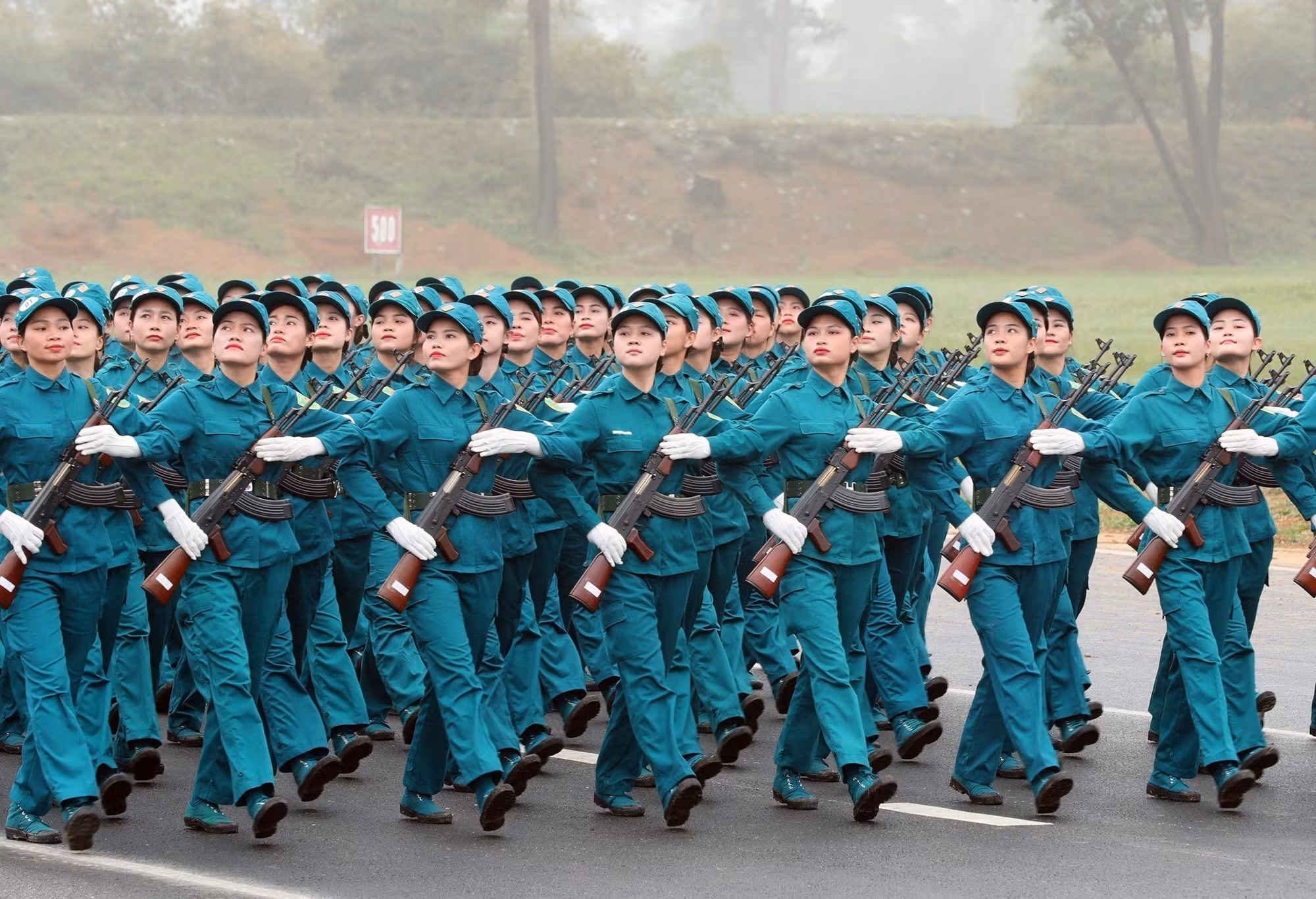 potal-hop-luyen-dieu-binh-dieu-hanh-le-ky-niem-50-nam-giai-phong-miem-nam-thong-nhat-dat-nuoc-7885645.jpg