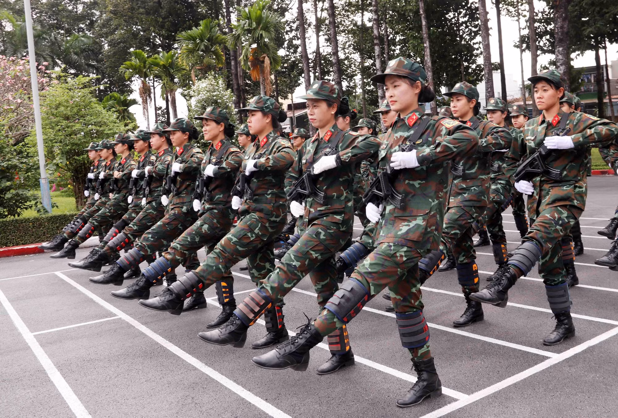 potal-50-nam-thong-nhat-dat-nuoc-nhung-bong-hong-doi-nang-thang-mua-luyen-tap-cho-le-duyet-binh-7889054.jpg