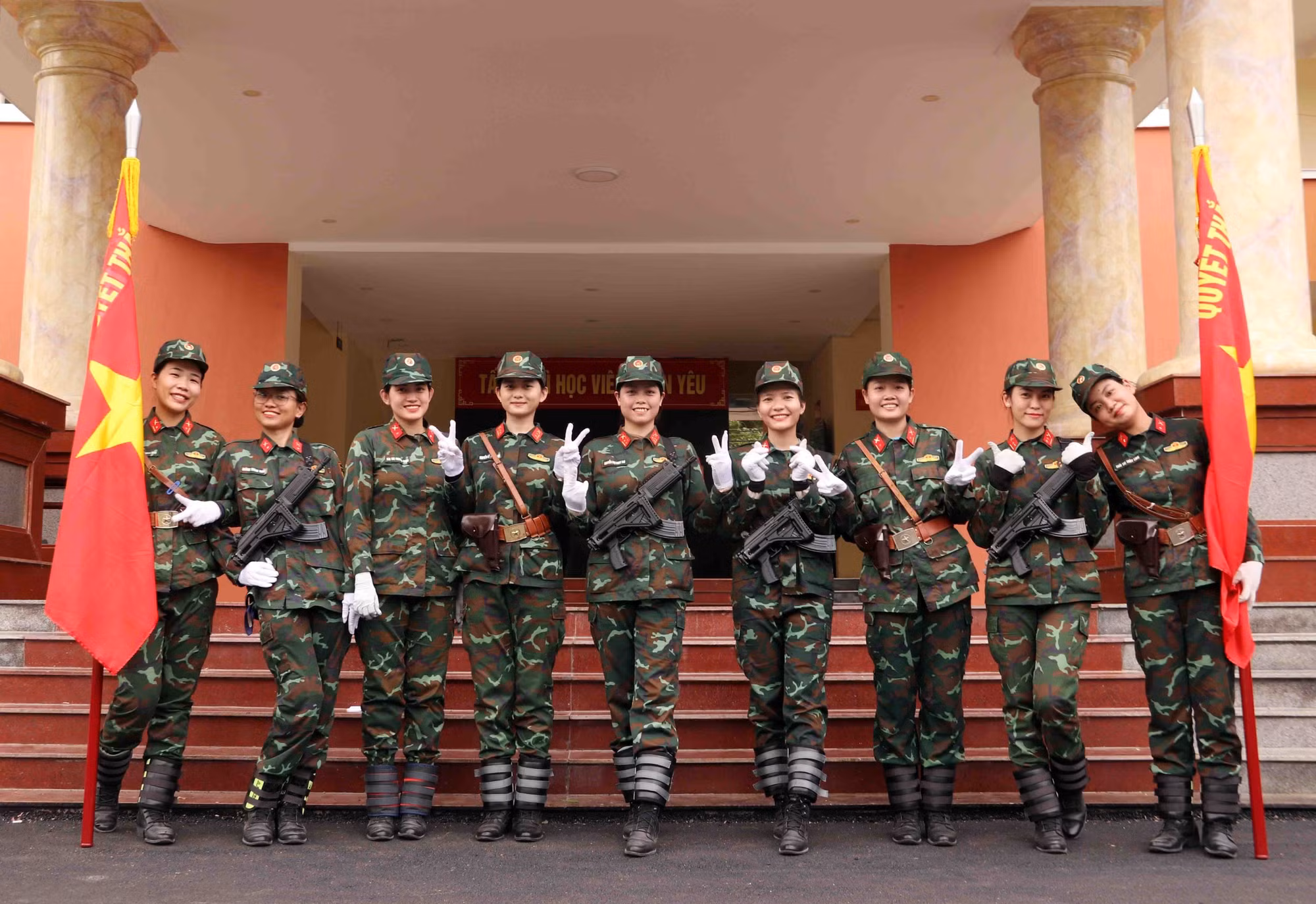 potal-50-nam-thong-nhat-dat-nuoc-nhung-bong-hong-doi-nang-thang-mua-luyen-tap-cho-le-duyet-binh-7888926.jpg