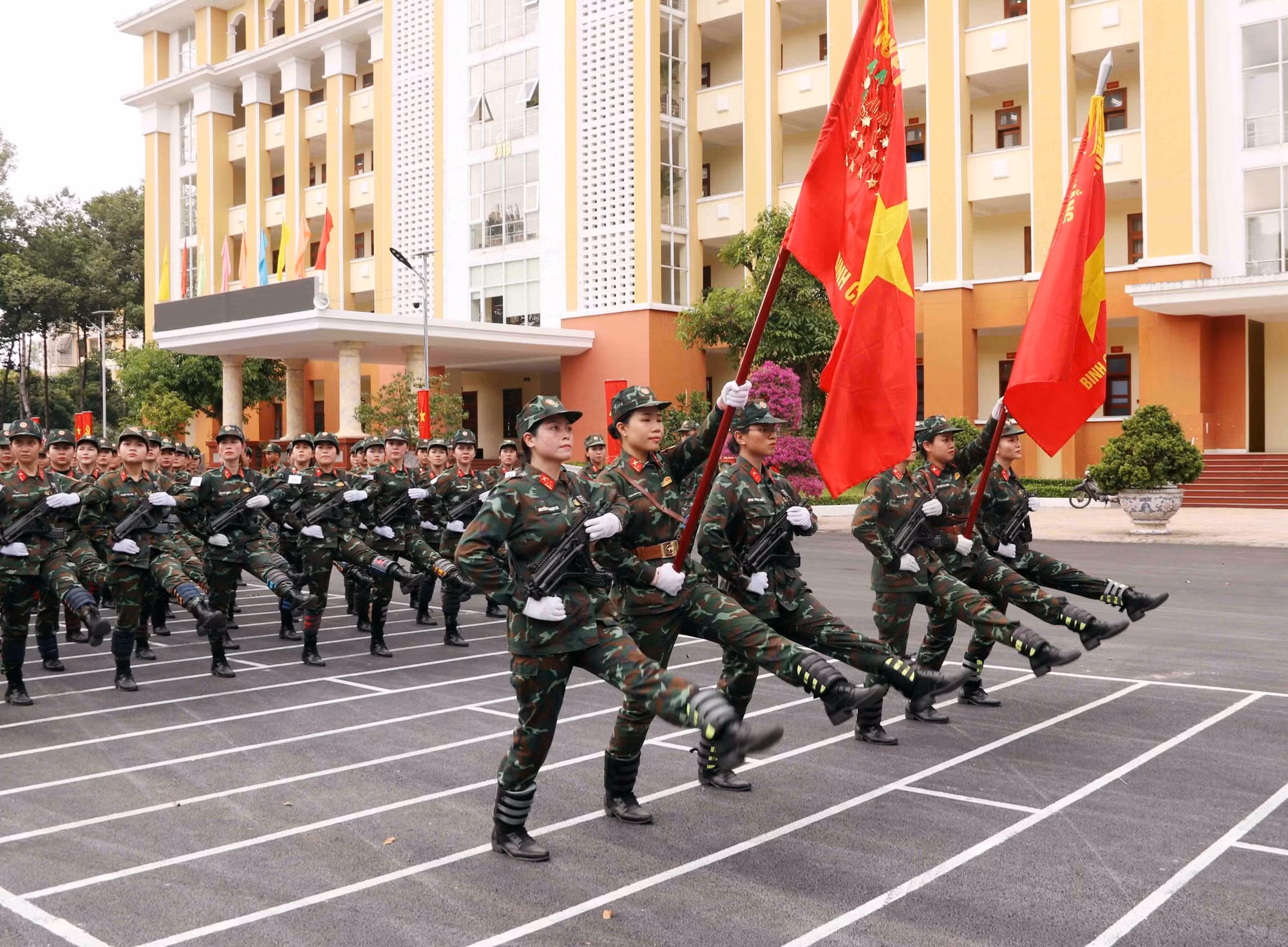 potal-50-nam-thong-nhat-dat-nuoc-nhung-bong-hong-doi-nang-thang-mua-luyen-tap-cho-le-duyet-binh-7888930.jpg