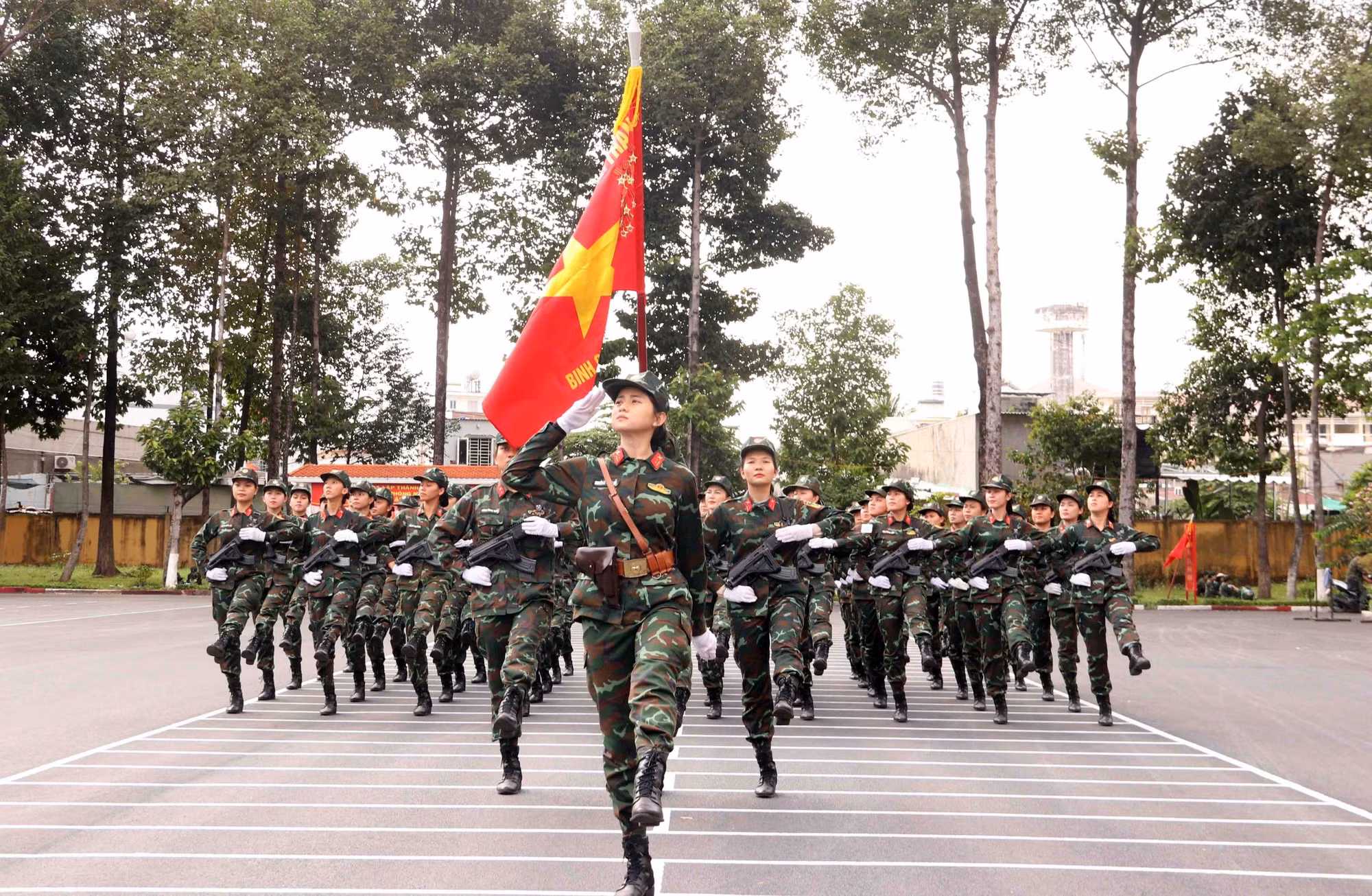 potal-50-nam-thong-nhat-dat-nuoc-nhung-bong-hong-doi-nang-thang-mua-luyen-tap-cho-le-duyet-binh-7889034.jpg