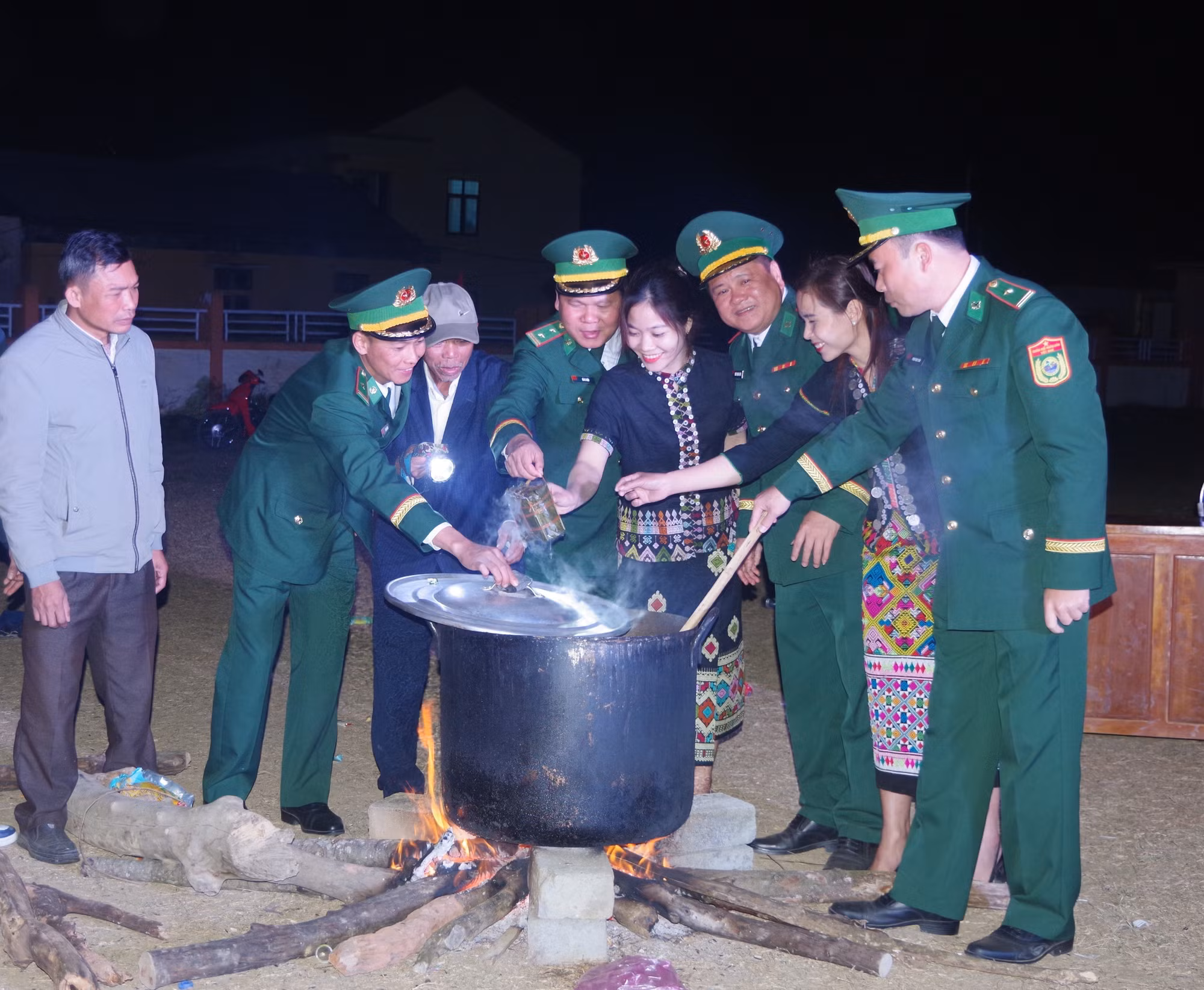 potal-xuan-bien-phong-am-long-dan-ban-tai-quang-tri-7796197.jpg