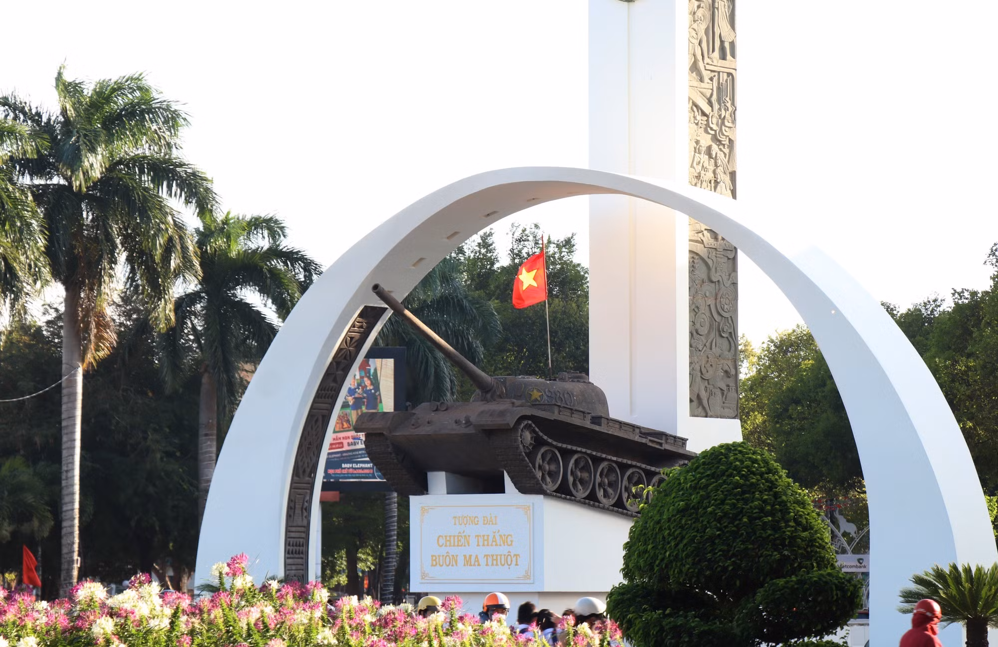 potal-thanh-pho-buon-ma-thuot-ruc-ro-co-hoa-chao-mung-cac-ngay-le-lon-7879894.jpg
