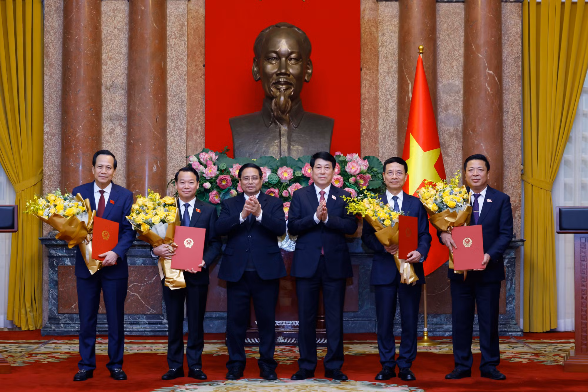 potal-chu-tich-nuoc-luong-cuong-trao-quyet-dinh-bo-nhiem-hai-pho-thu-tuong-va-cac-bo-truong-7862386.jpg