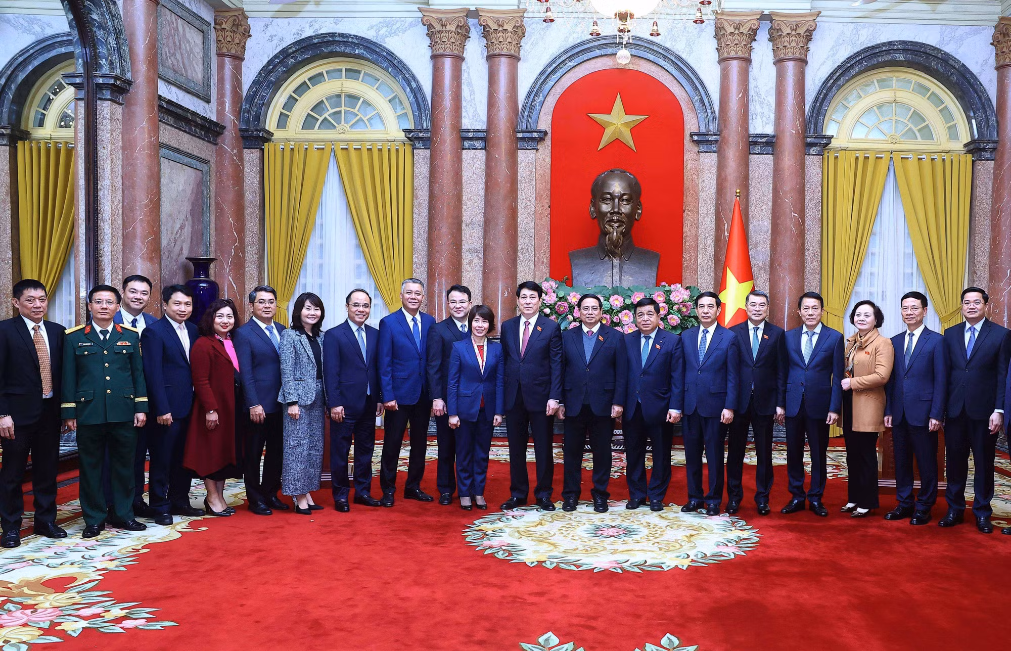 potal-chu-tich-nuoc-luong-cuong-trao-quyet-dinh-bo-nhiem-hai-pho-thu-tuong-va-cac-bo-truong-7862388.jpg