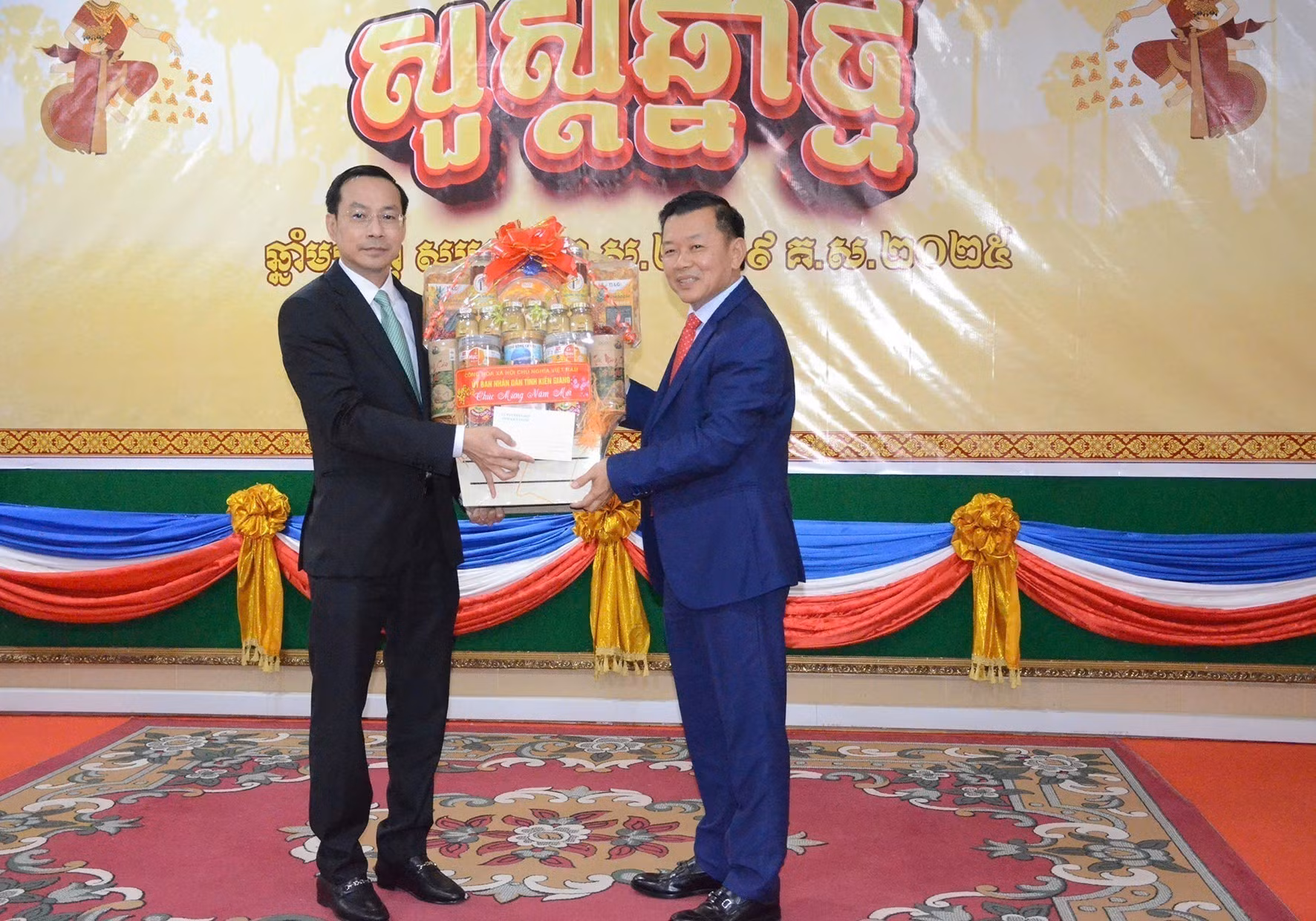 potal-lanh-dao-tinh-kien-giang-chuc-tet-co-truyen-chol-chnam-thmay-nam-2025-tai-campuchia-7955397.jpg