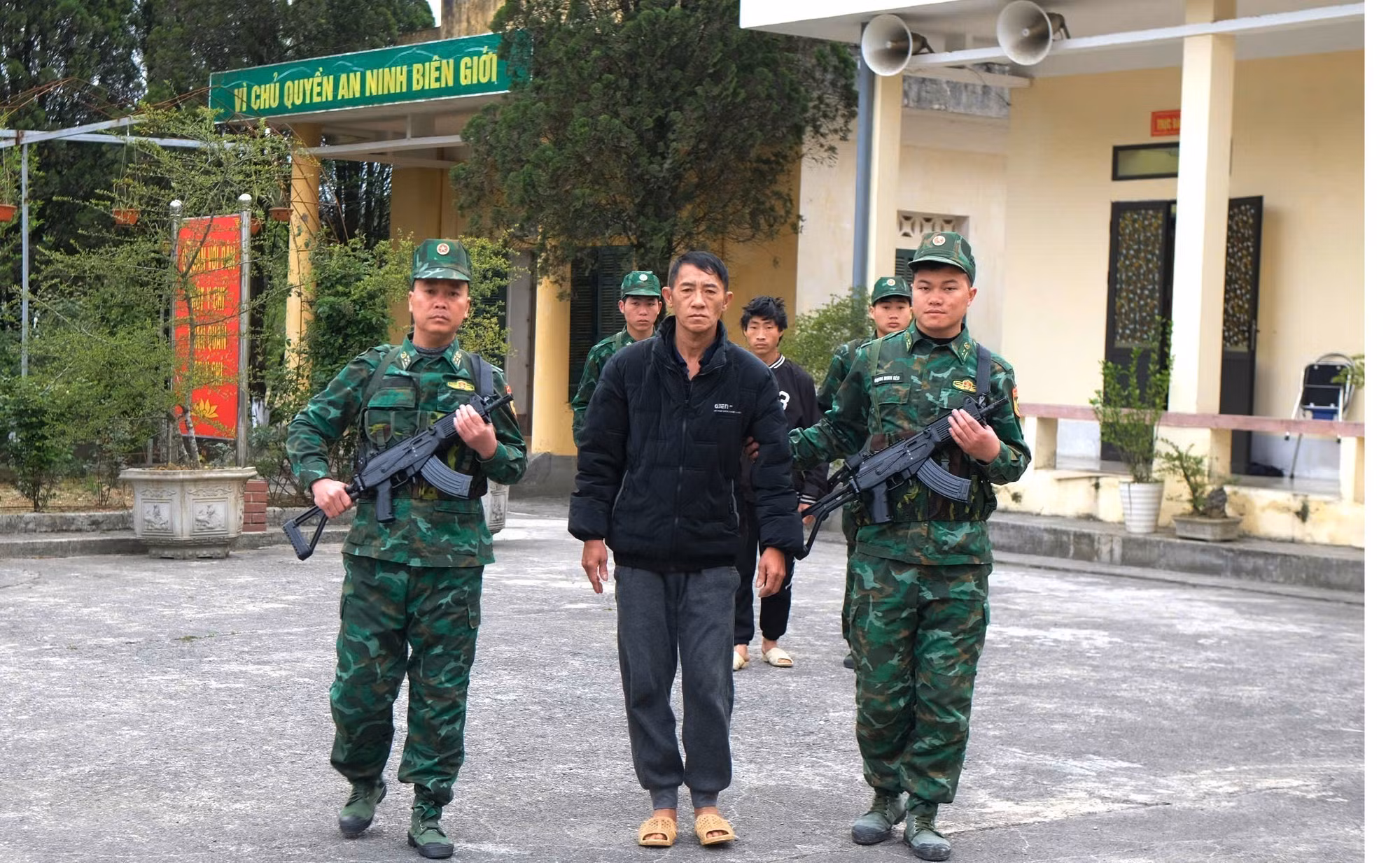 potal-bo-doi-bien-phong-ha-giang-triet-pha-duong-day-to-chuc-dua-nguoi-tron-di-nuoc-ngoai-7955020.jpg