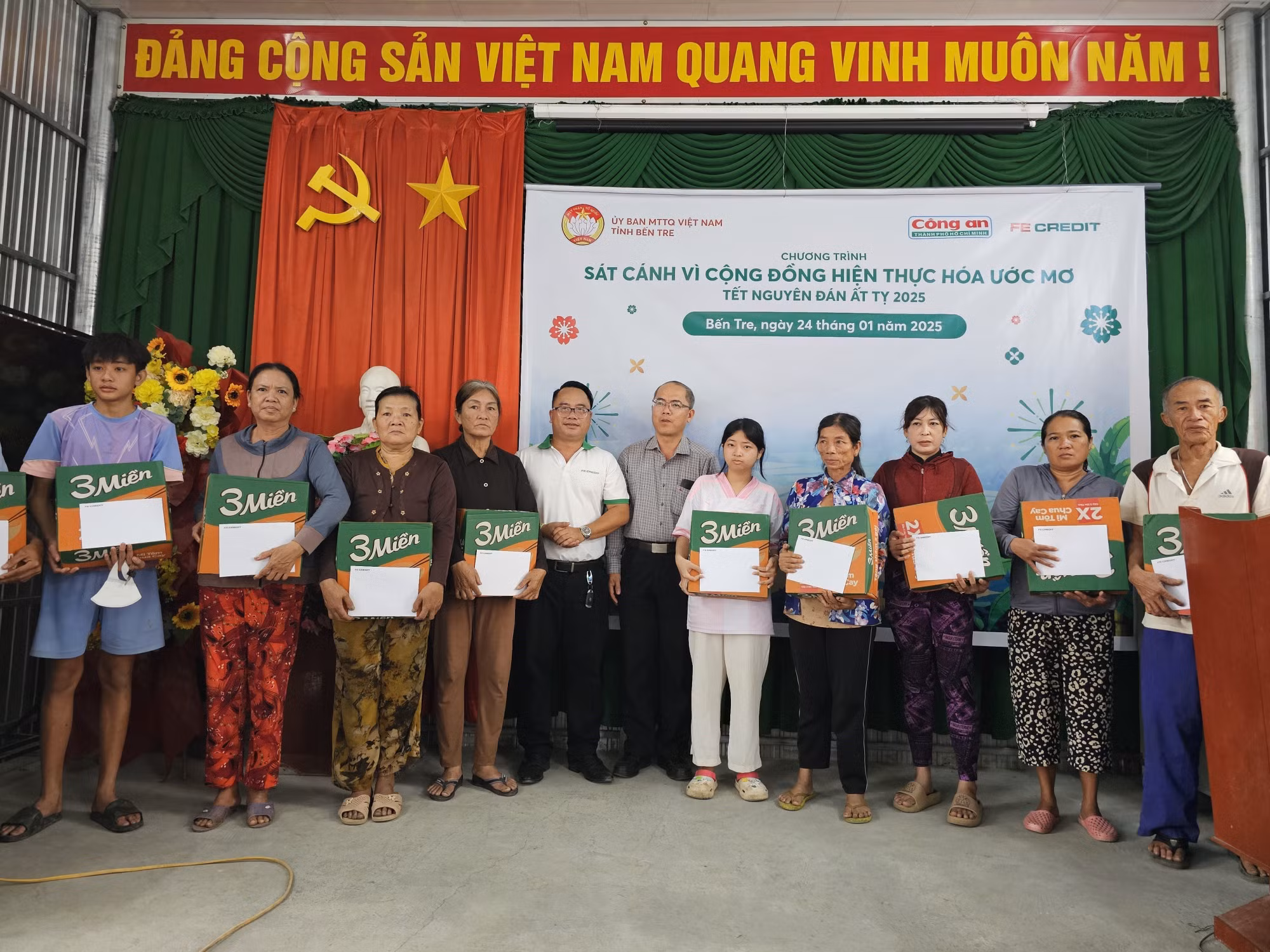 potal-mang-xuan-ve-voi-nguoi-dan-kho-khan-vung-bien-ba-tri-ben-tre-7825385.jpg