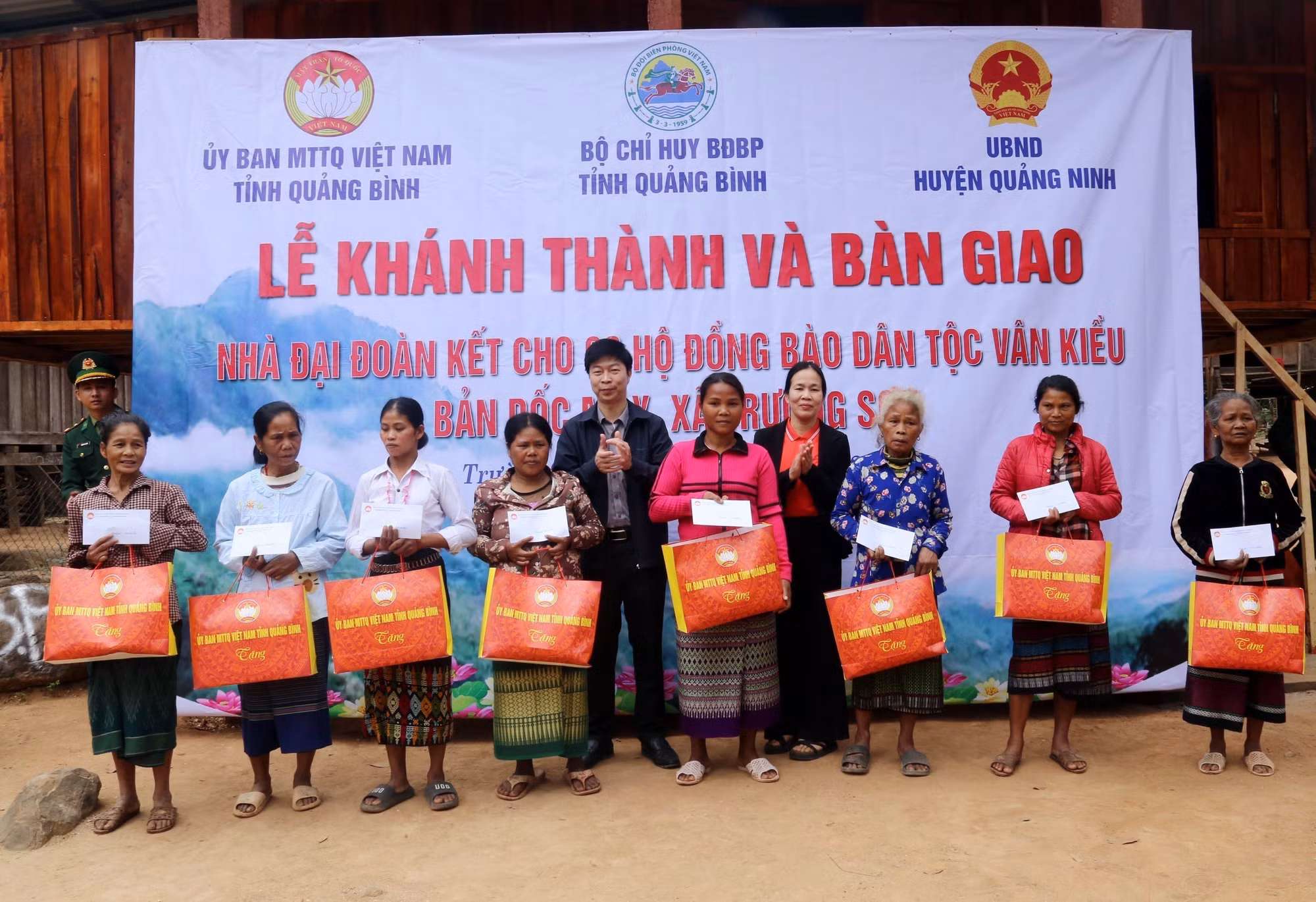 potal-quang-binh-khanh-thanh-va-ban-giao-nha-dai-doan-ket-tai-ban-doc-may-7823475.jpg