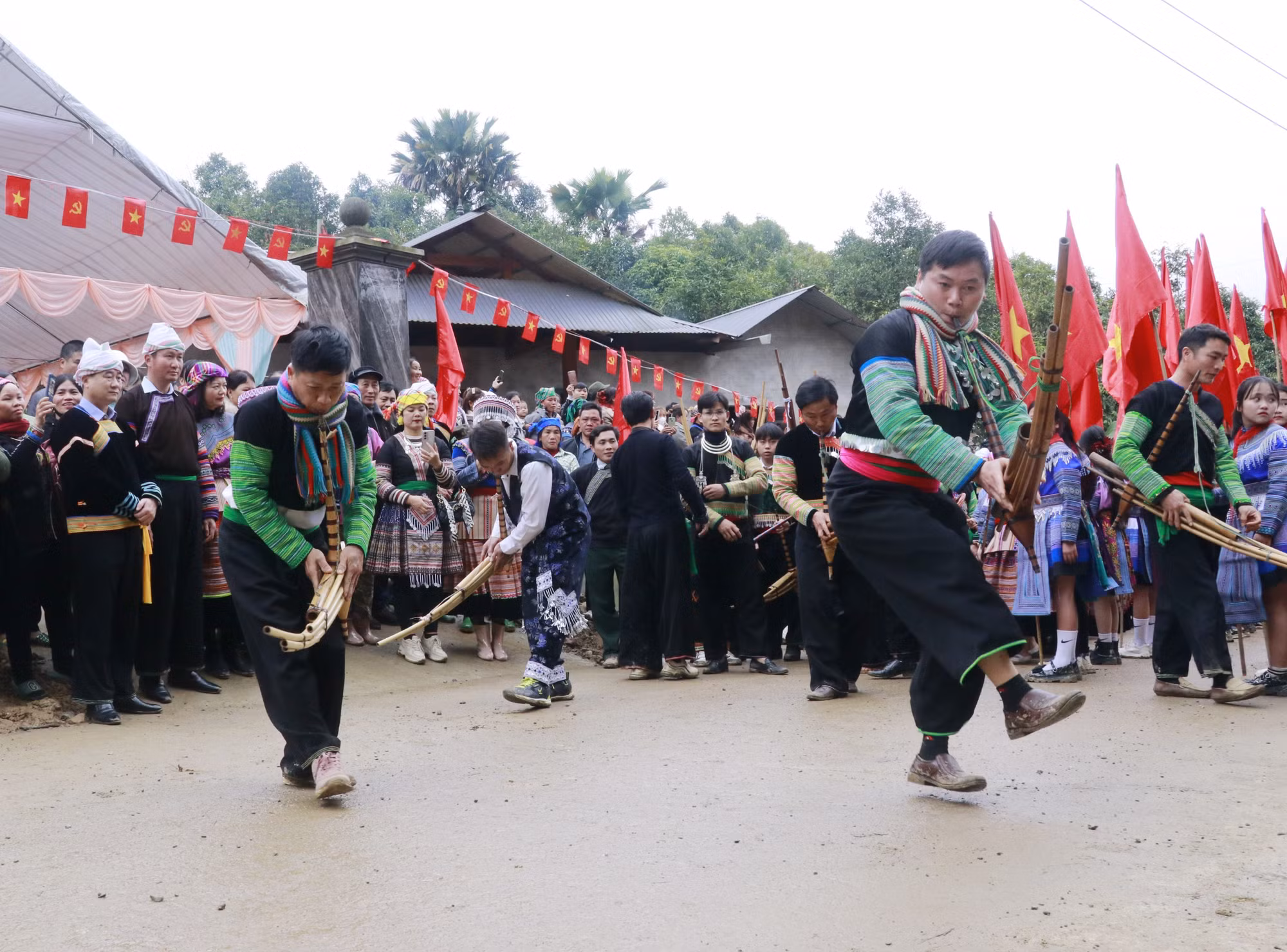 potal-loi-the-giu-rung-cua-nguoi-mong-giua-dai-ngan-na-hau-78776581.jpg