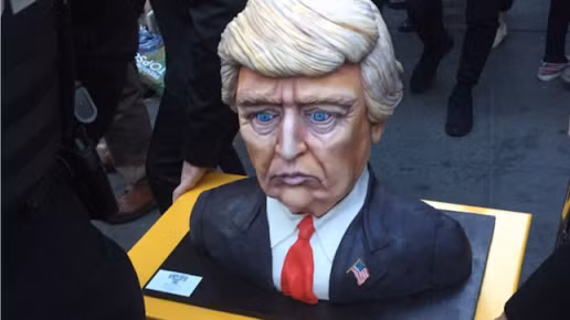 Bánh "mừng chiến thắng" của ông Trump bị chế nhạo ảnh 1