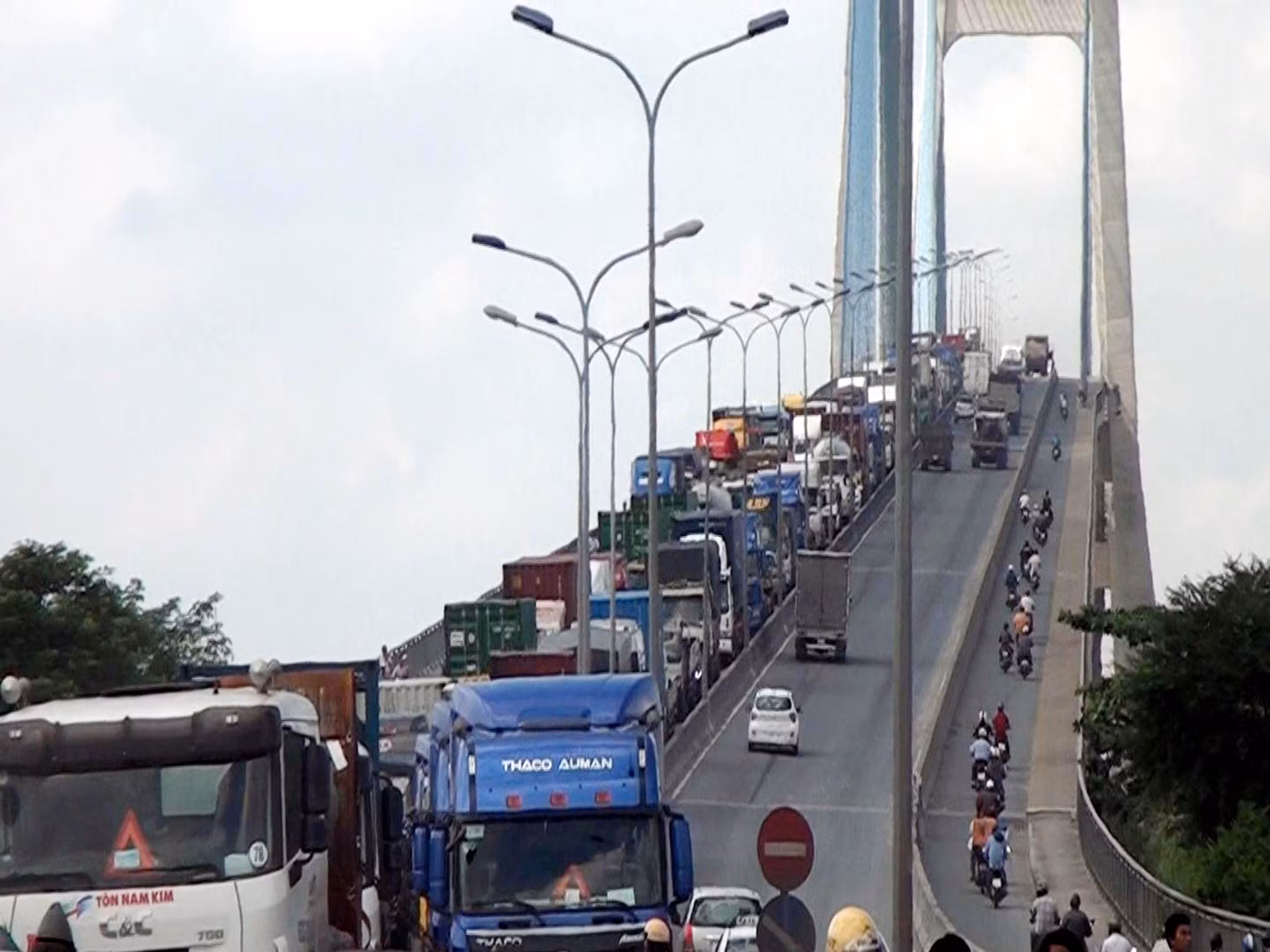 Xe container tông dải phân cách cầu Phú Mỹ gây ùn tắc nghiêm trọng ảnh 1