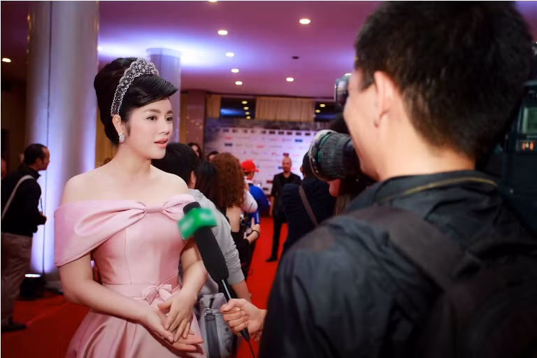 Lý Nhã Kỳ đẳng​​​​​​​​ cấp với gu thời trang sang trọng ảnh 9