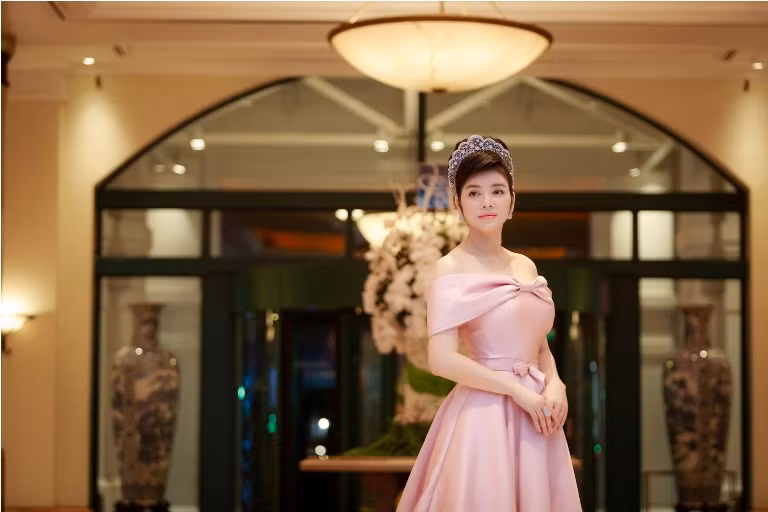 Lý Nhã Kỳ đẳng​​​​​​​​ cấp với gu thời trang sang trọng ảnh 11