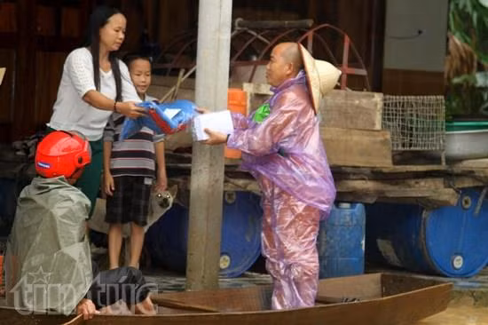 Chèo thuyền vượt lũ hỗ trợ người dân ảnh 4