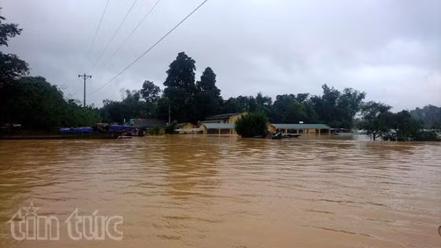 Dân Hương Khê chống chọi với “lũ chồng lũ” ảnh 4