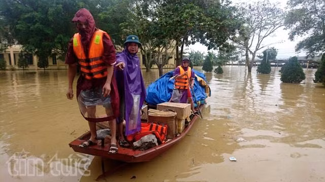 Dân Hương Khê chống chọi với “lũ chồng lũ” ảnh 5