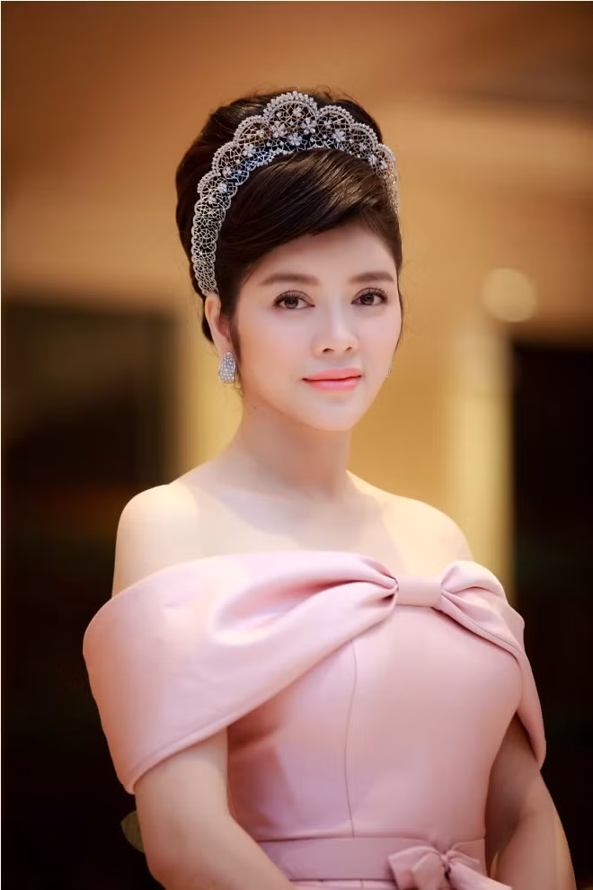 Lý Nhã Kỳ đẳng​​​​​​​​ cấp với gu thời trang sang trọng ảnh 4