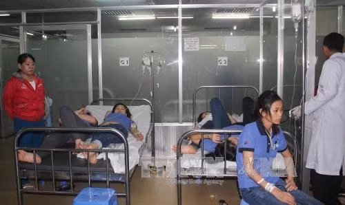 Hàng trăm công nhân Bình Dương nhập viện do nghi ngộ độc thực phẩm ảnh 1