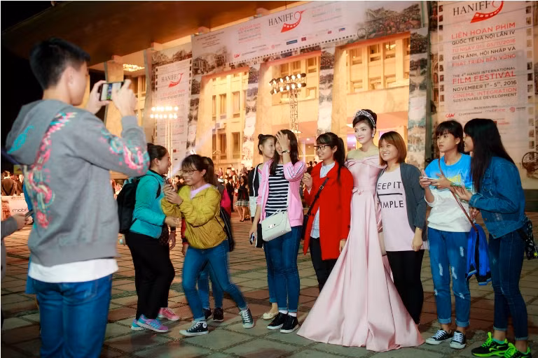Lý Nhã Kỳ đẳng​​​​​​​​ cấp với gu thời trang sang trọng ảnh 6