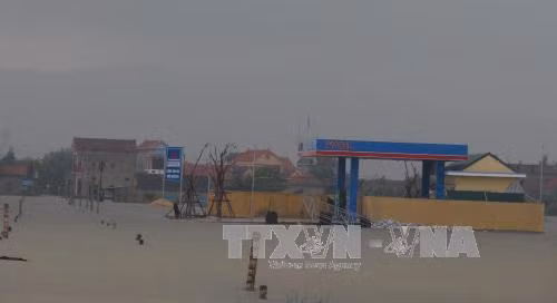 Hơn 5.000 nhà dân ở Quảng Bình ngập nước, giao thông chia cắt ảnh 1