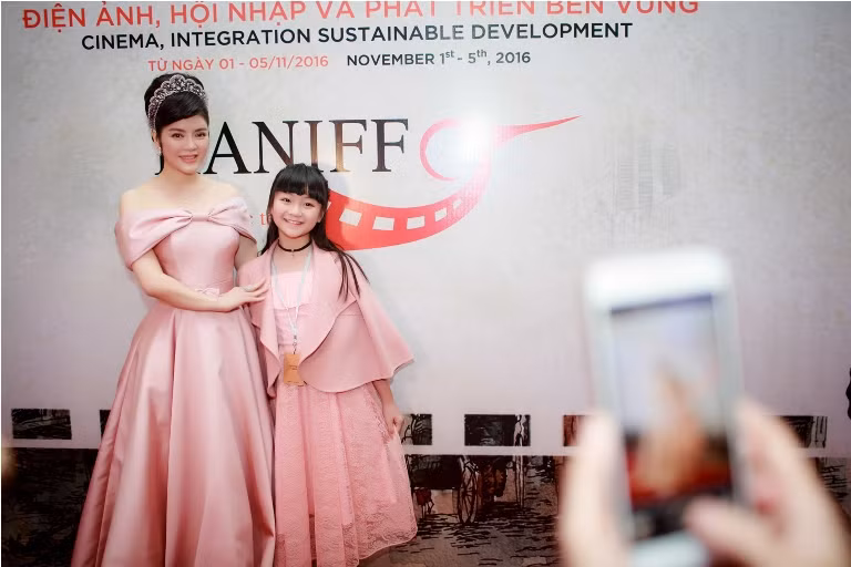 Lý Nhã Kỳ đẳng​​​​​​​​ cấp với gu thời trang sang trọng ảnh 10