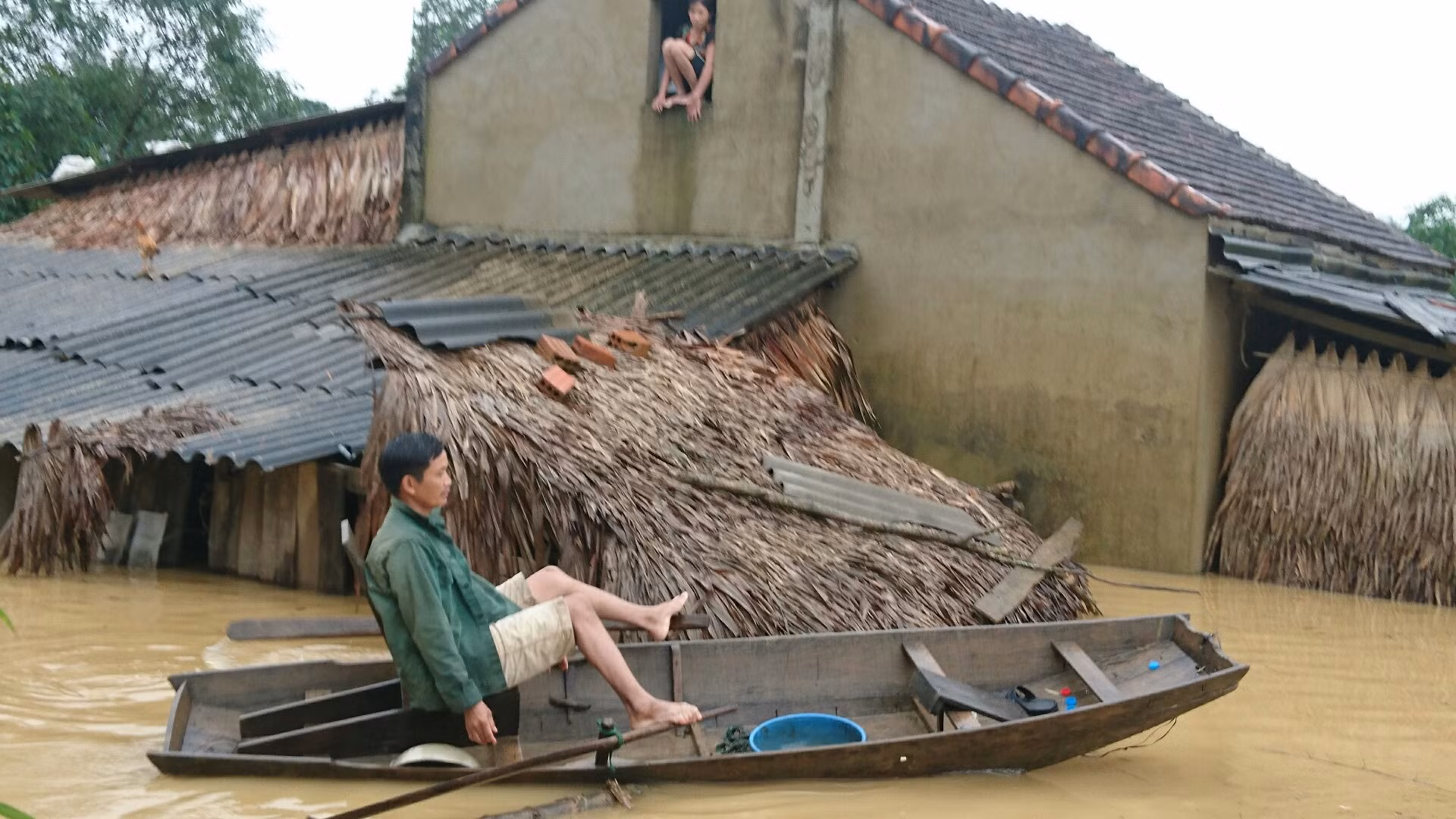 Dân Hương Khê chống chọi với “lũ chồng lũ” ảnh 2