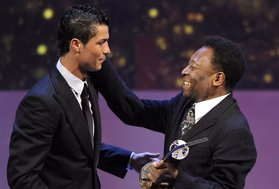 “Cầu thủ xuất sắc FIFA” cạnh tranh với “Quả bóng Vàng” của France Football ảnh 1