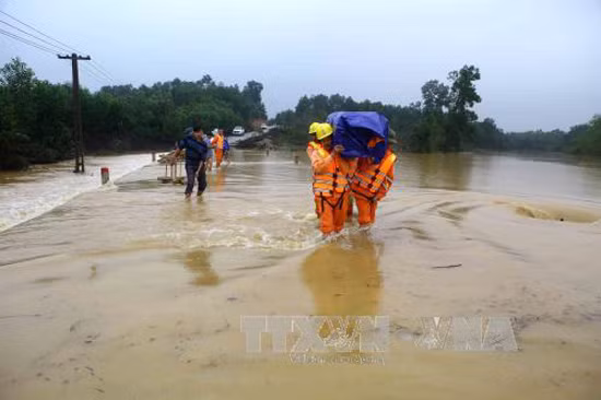 Mưa lớn diện rộng gây lũ lớn trên các sông ảnh 1
