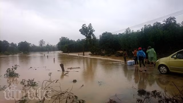 Dân Hương Khê chống chọi với “lũ chồng lũ” ảnh 1