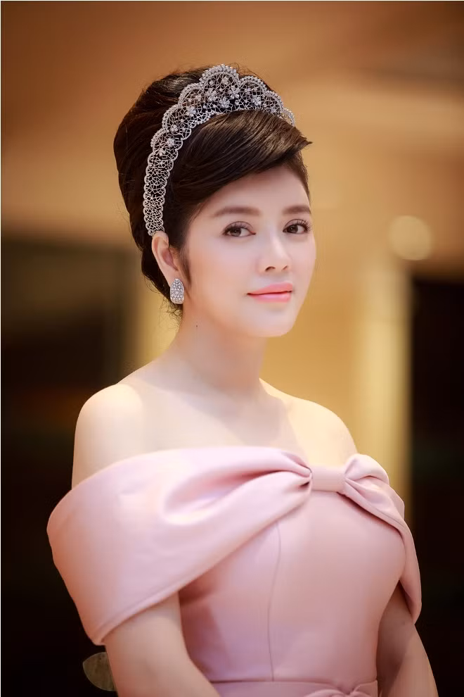 Lý Nhã Kỳ đẳng​​​​​​​​ cấp với gu thời trang sang trọng ảnh 5