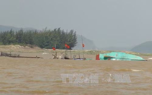 Hàng chục hộ ngư dân Quảng Bình trắng tay sau trận lũ đêm ảnh 1