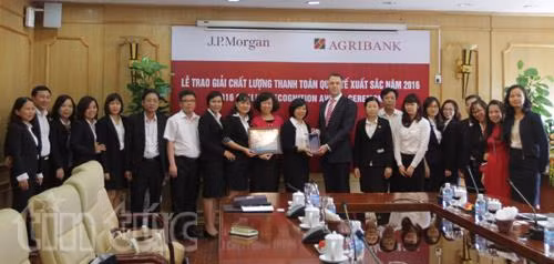 Agribank nhận giải “Chất lượng Thanh toán quốc tế xuất sắc năm 2016” ảnh 1
