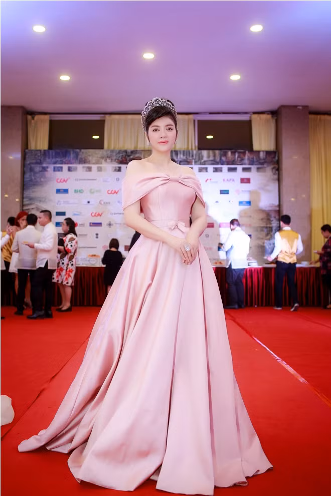 Lý Nhã Kỳ đẳng​​​​​​​​ cấp với gu thời trang sang trọng ảnh 3
