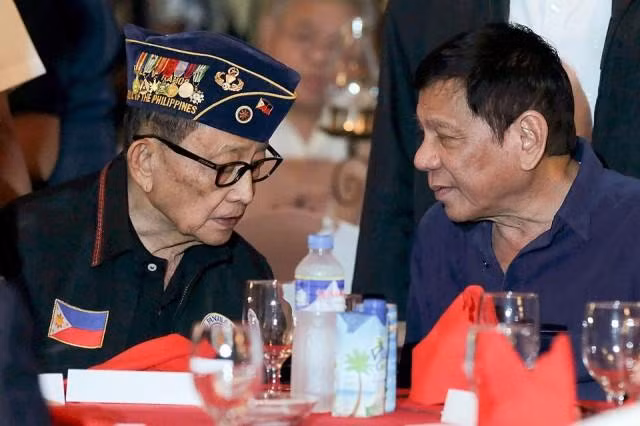 Cựu Tổng thống Philippines bất ngờ từ chức Đặc sứ của ông Duterte ảnh 1