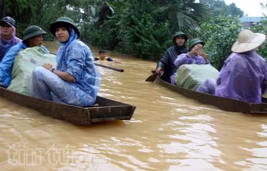 Chèo thuyền vượt lũ hỗ trợ người dân ảnh 2