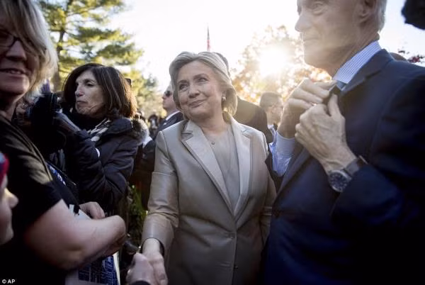 Bà Clinton hồ hởi bắt tay cử tri tại điểm bỏ phiếu ở New York. Ảnh: AP