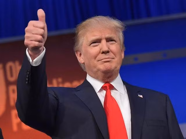 Ông Trump đạp đổ mọi dự đoán, chạm một tay vào chiến thắng ảnh 1