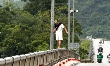 Đại úy công an kịp thời đưa nam thanh niên rời khỏi lan can cầu