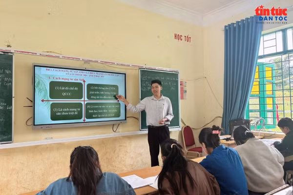 Từ cậu bé chăn trâu đến thầy giáo gieo chữ nơi rẻo cao 