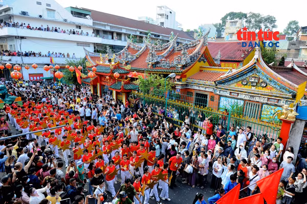 Dịp Lễ hội Nguyên Tiêu hàng năm, bà con người Hoa thường tổ chức nhiều hoạt động văn hóa đặc sắc tại các hội quán ở khu vực Chợ Lớn.