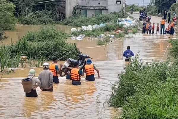 Học sinh một số điểm trường ở Tà Đùng (Lâm Đồng) tạm nghỉ học do ngập lụt