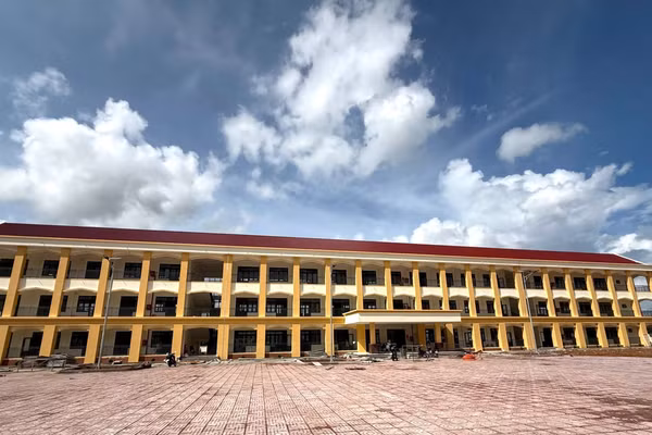 Mở rộng cánh cửa đến trường cho học sinh vùng biên